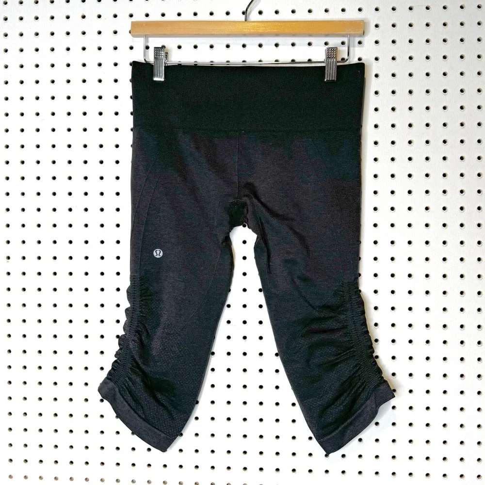 Lululemon | Seamless Crop Yoga Pants in Black Sz.‎ 6